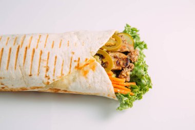 Sosisli, taze sebzeli ve otlu rulo.