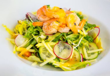 taze sebze ile karides salatası