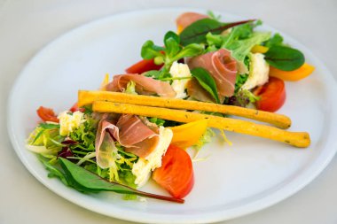 Jambonlu salata, domates ve taze sebze.