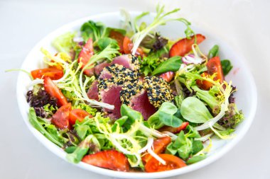 Ton balıklı salata, çilekli domates ve taze sebze.