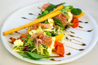 Jambonlu salata, domates ve taze sebze.