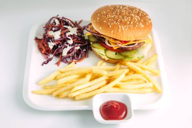 Patates kızartması, salata ve sos.