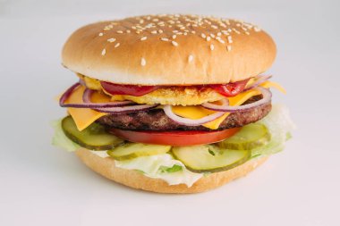 Pirzola ve peynirli hamburger.