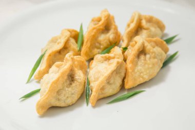 Kızarmış köfte ile dereotu