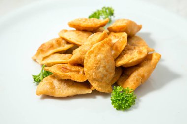 Kızarmış köfte ile dereotu