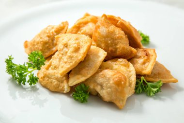 Kızarmış köfte ile dereotu