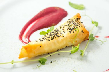 Siyah susamlı cheesecake ve sos.