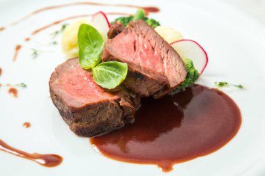 Brokoli ve soslu dana eti.