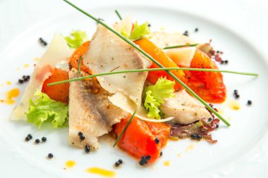 salata balık domates sebze