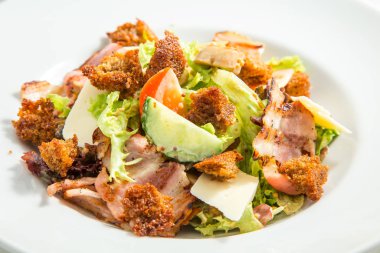 Peynirli pastırma ve taze sebze.