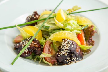 Karamelli tavuk, portakallı domates ve taze sebze.