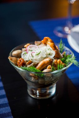 Bir fincanda otlu mantarlar