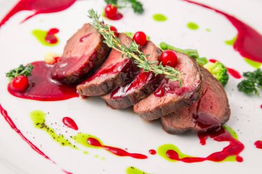 Brokoli ve soslu dana eti.