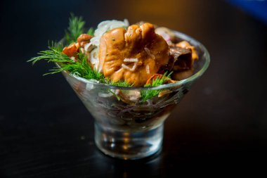 Bir fincanda otlu mantarlar