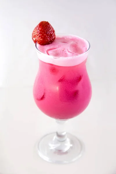 Rosafarbener Cocktail Mit Erdbeeren — Stockfoto