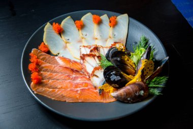 Kırmızı balık ve yılan balığı tabağı.