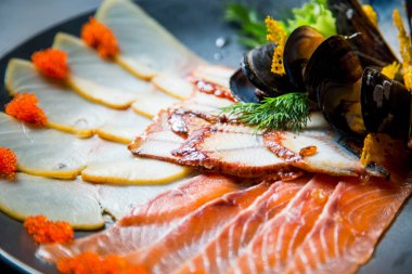 Kırmızı balık ve yılan balığı tabağı.