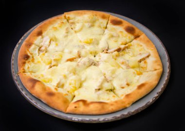 Tavuk ve ananas pizza