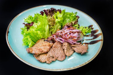 Soğanlı ve otlu et.