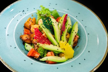 etli salata ve avokado.