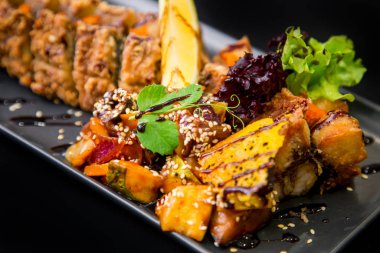 Susamlı ve sebzeli kızarmış balık.