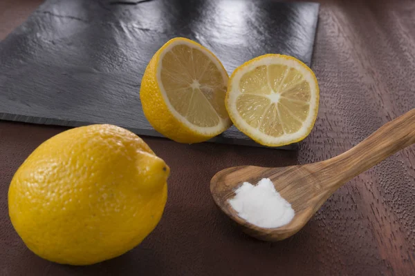 Limon ve kabartma tozu ile ahşap arka plan