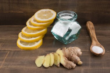 limon, zencefil ve kabartma tozu ile ahşap arka plan