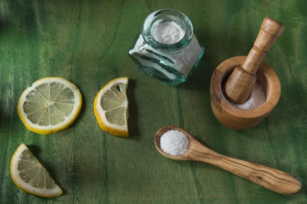 Limon ve kabartma tozu ile ahşap arka plan