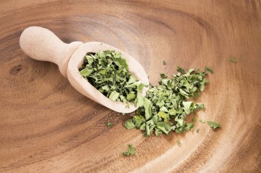 Moringa ahşap kase ahşap arka plan - Moringa oleifera kıyılmış yaprak