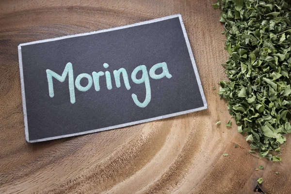 Ahşap arka plan - Moringa oleifera üzerinde kelime moringa
