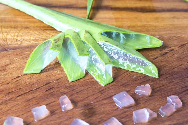 Aloe vera ahşap arka plan üzerinde
