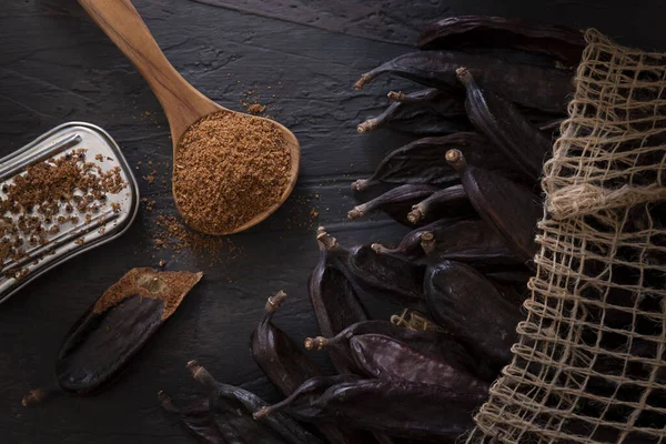 胡椒粉放在黄麻麻袋里 用小刮胡刀手工制粉 都是黑色背景的Montuiri Mallorca 西班牙 — 图库照片