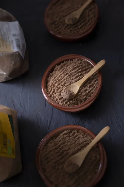 Harina Algarroba Tostada Tazones Cerámica Marrón Cucharas Madera Todo Sobre — Foto de Stock