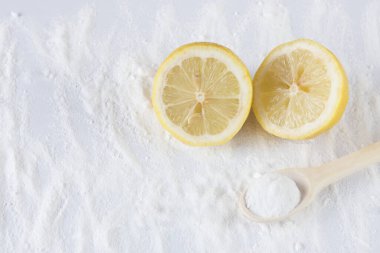 Diş temizliği için limon ve kabartma tozu.