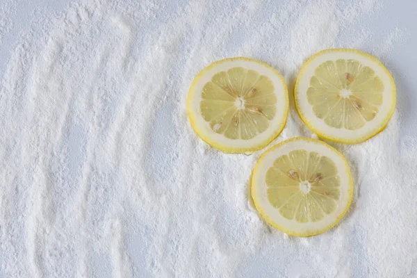 Diş temizliği için limon ve kabartma tozu.