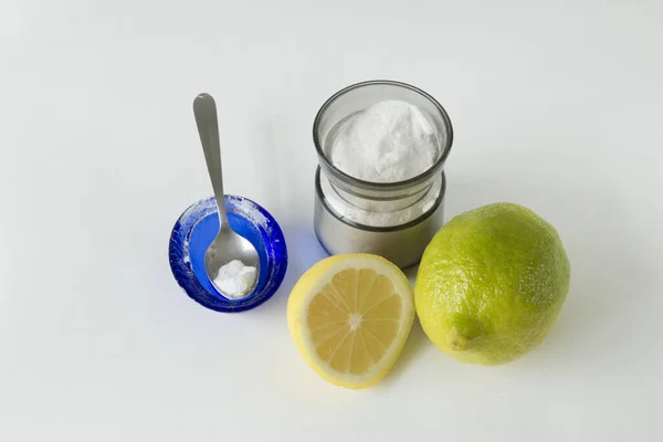 Diş temizliği için limon ve kabartma tozu.