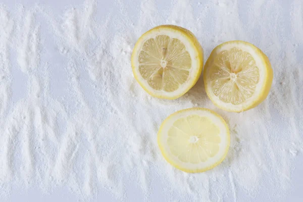 Diş temizliği için limon ve kabartma tozu.