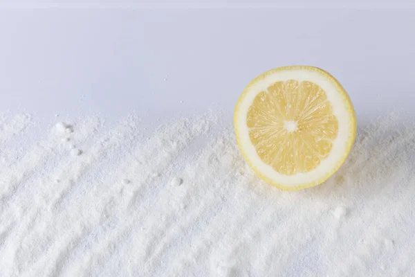 Diş temizliği için limon ve kabartma tozu.