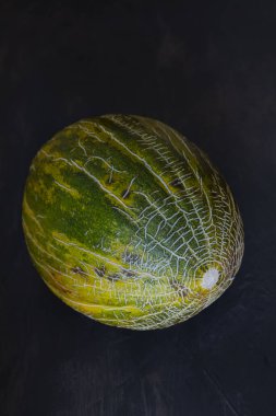 Siyah arkaplanda tüm kurbağa derisi kavun