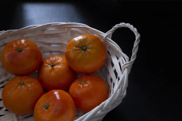 Clementina Mandarinas Cesta Sobre Fondo Negro —  Fotos de Stock