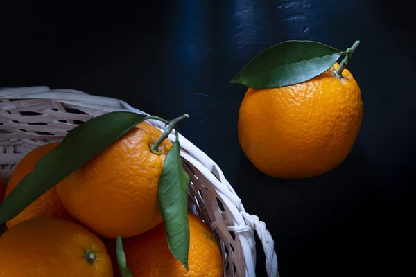 Naranjas Cesta Sobre Fondo Negro —  Fotos de Stock