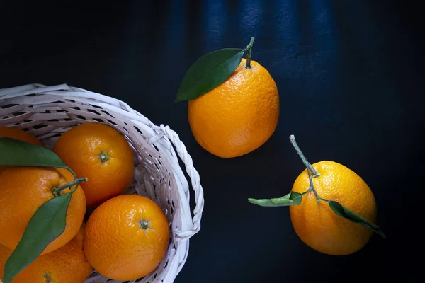 Pomarańcze Koszyku Czarnym Tle — Zdjęcie stockowe