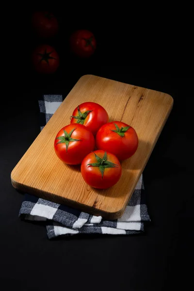 Tomaten Auf Schneidebrett Alles Auf Schwarzem Hintergrund — Stockfoto