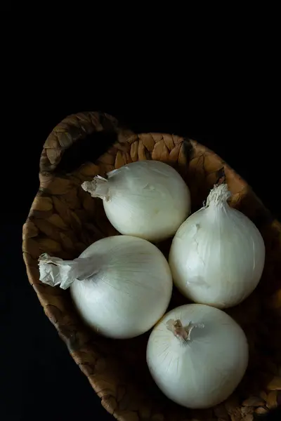 Cebola Branca Cesta Juta Tudo Sobre Fundo Preto — Fotografia de Stock