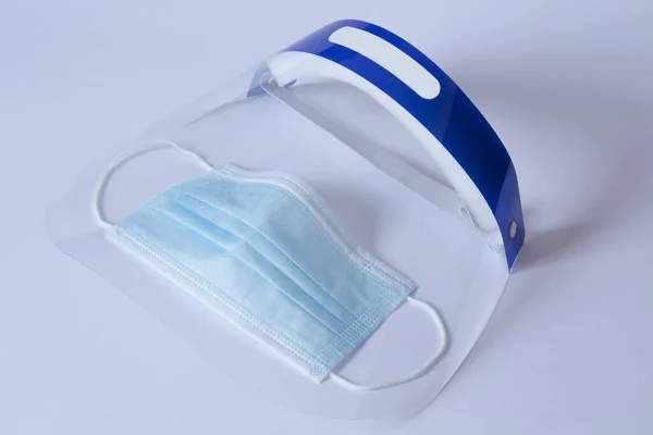 Koronavirüsü önlemek için cerrahi maske ve güneşlik. Hepsi beyaz arkaplanda.