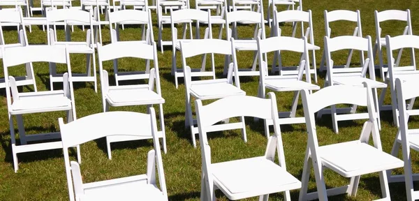 Çimlerin Üzerinde Beyaz Sandalyeler Stok Fotoğraf