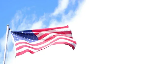 美国国旗自豪地在蓝白的天空中飘扬 为您向右传递信息留出了空间 — 图库照片