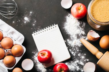 Arka plan pişirme elmalı turta ve mutfak araçları için malzemeler ile yedekleme