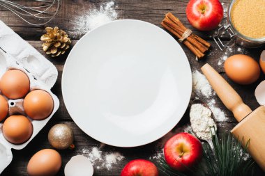 Arka plan elmalı turta, mutfak aletleri ve süslemeleri pişirme için malzemeler ile yedekleme Xmas