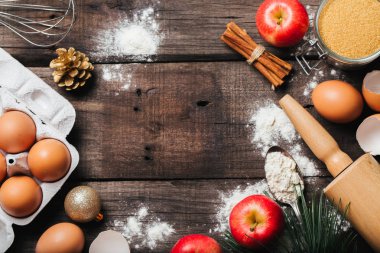 Arka plan elmalı turta, mutfak aletleri ve süslemeleri pişirme için malzemeler ile yedekleme Xmas